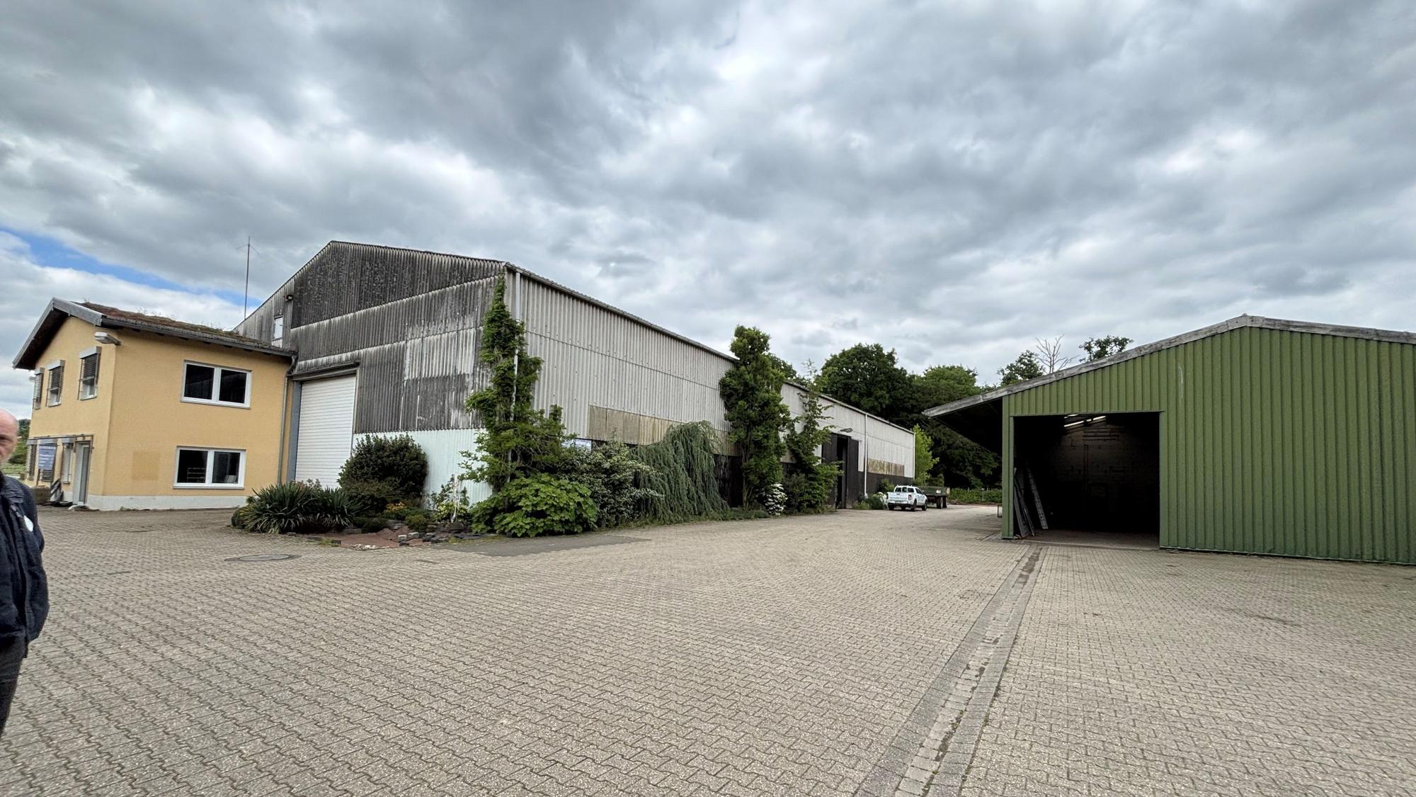 Auf dem Bild sind ein Gebäude und zwei Hallen des ehemaligen Gartenbaubetriebs Zirener in Königsdorf zu sehen.