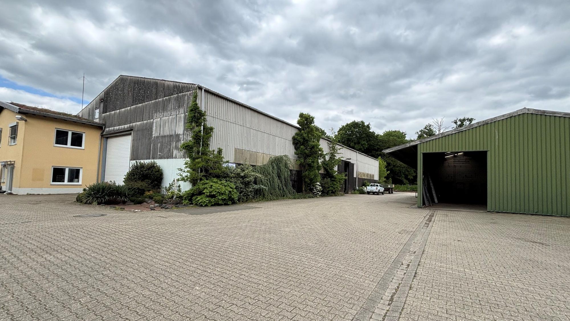 Auf dem Foto sind Bürogebäude und Werkhallen zu sehen.