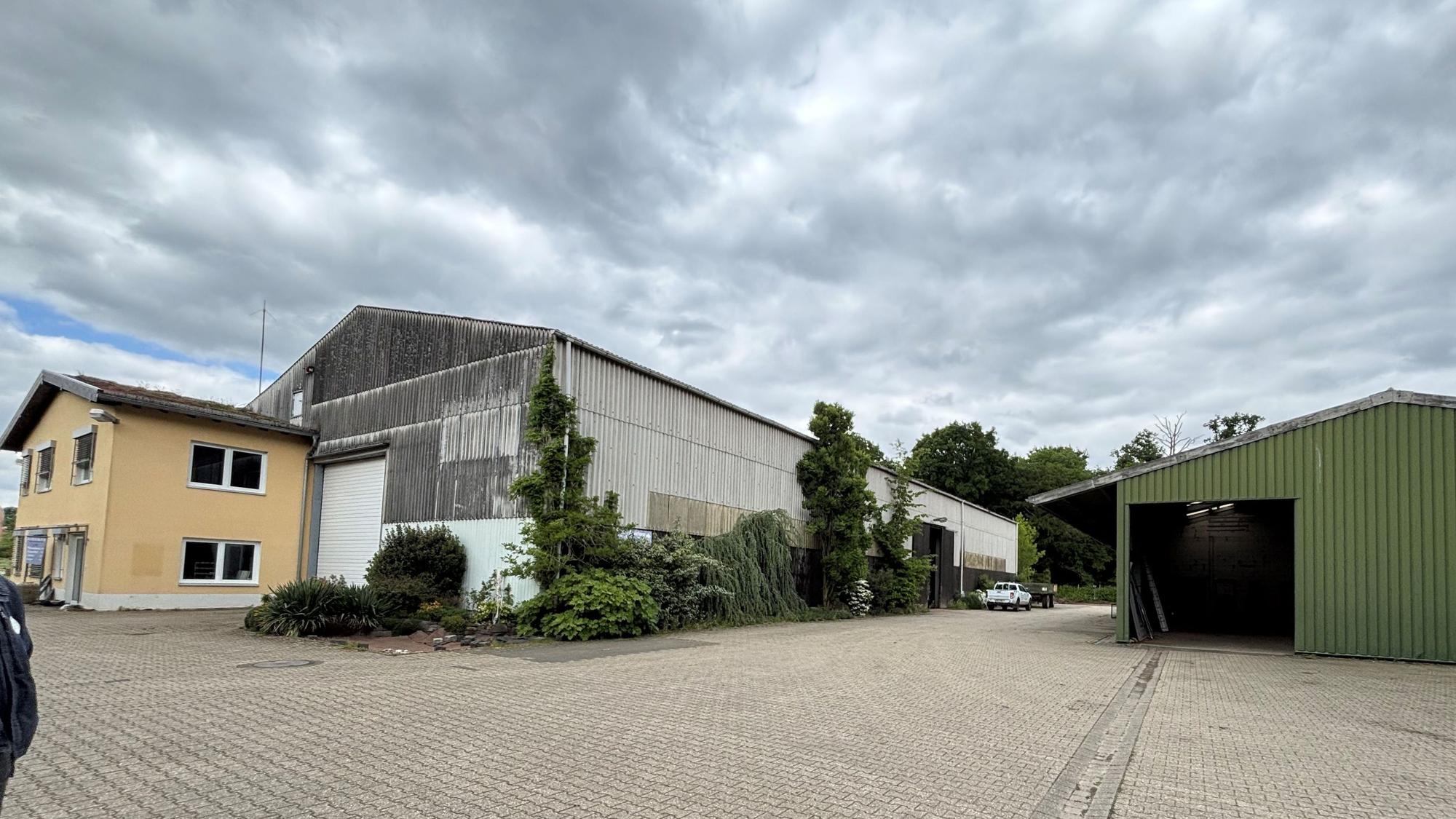 Auf dem Foto sind Gebäude und Hallen des ehemaligen Gartenbaubetriebs Zirener zu sehen.