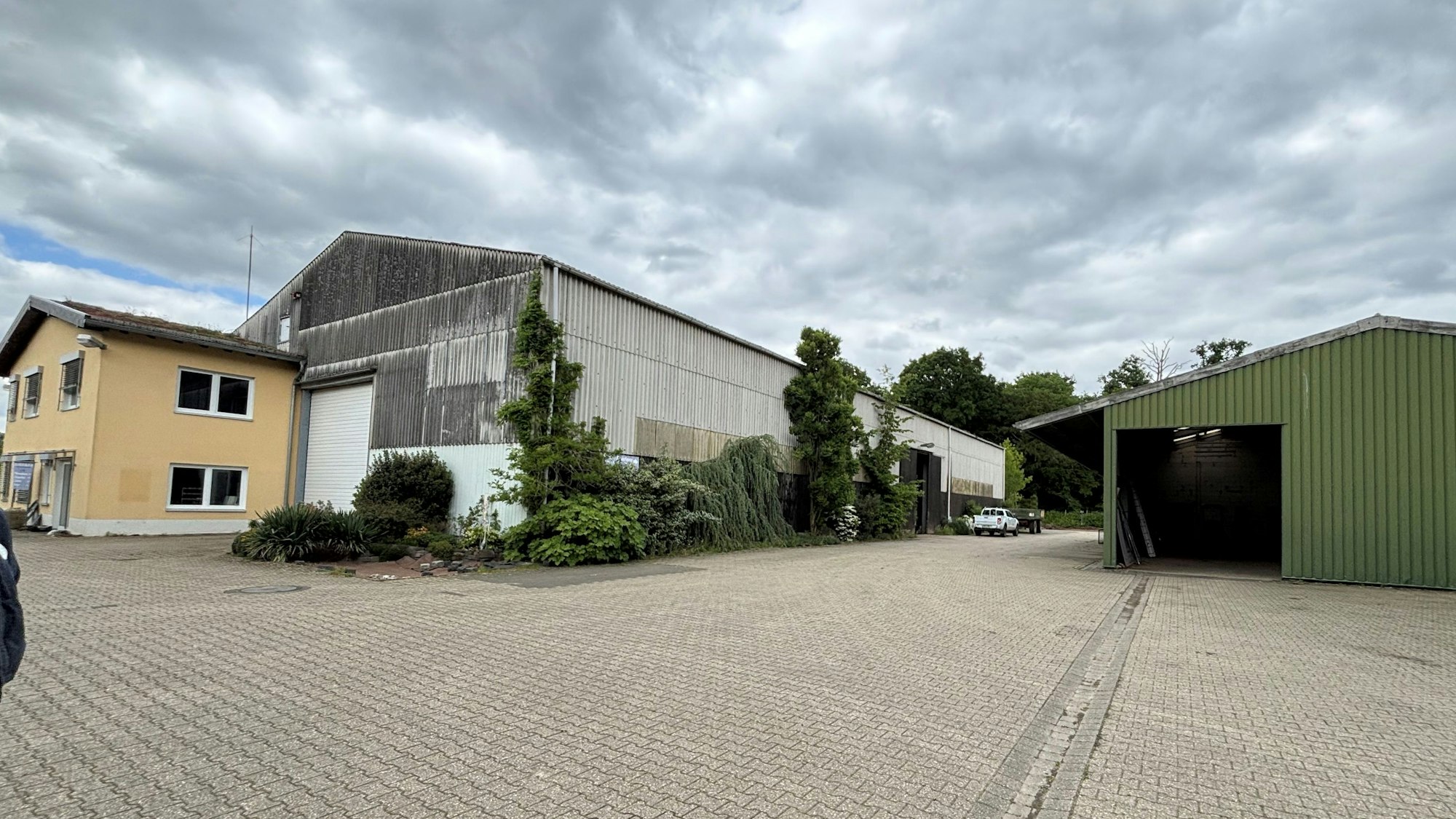 Auf dem Bild sind zwei Hallen auf dem Gelände des Unternehmens zu sehen.