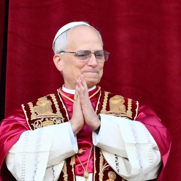 Der neu gewählte Papst Robert Francis Prevost betritt zum ersten Mal die zentrale Loggia des Petersdoms.