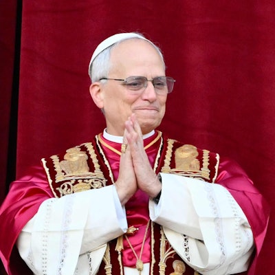 Der neu gewählte Papst Robert Francis Prevost betritt zum ersten Mal die zentrale Loggia des Petersdoms.