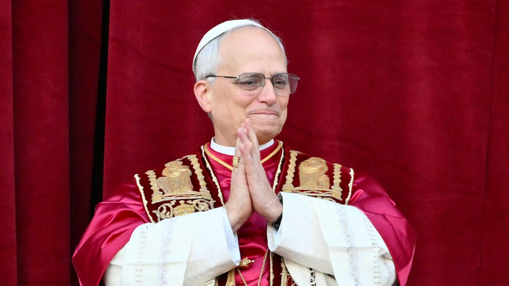 Der neu gewählte Papst Robert Francis Prevost betritt zum ersten Mal die zentrale Loggia des Petersdoms.
