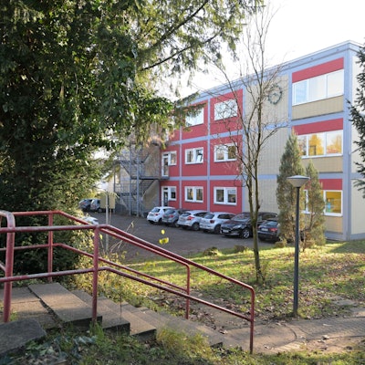 Das zweistöckige Gebäude ist von außen zu sehen.