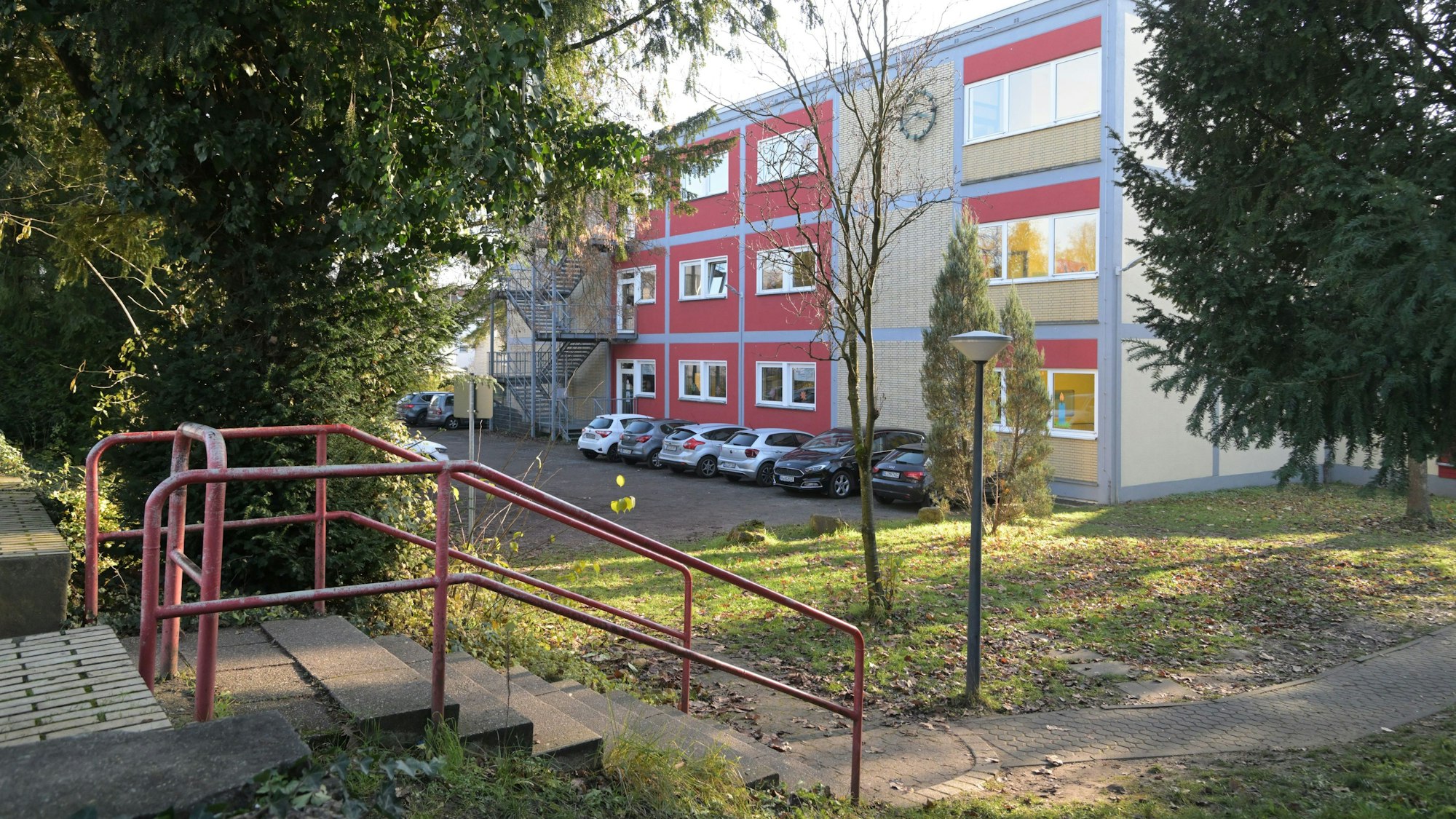 Blick auf das Schulgebäude von der Straße aus.