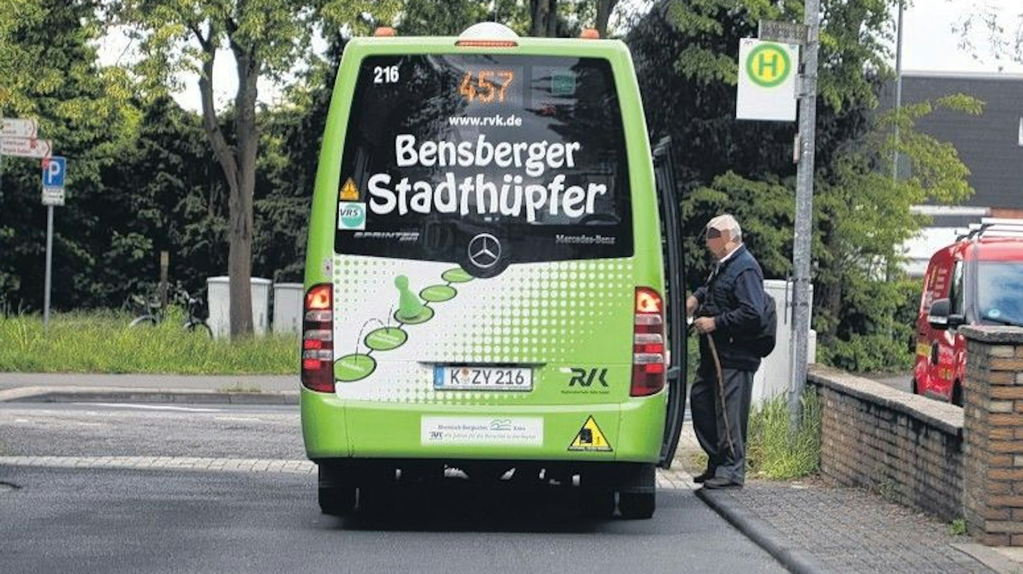 Ein Mann steigt in den Quartiersbus „Bensberger Stadthüpfer“ ein.
