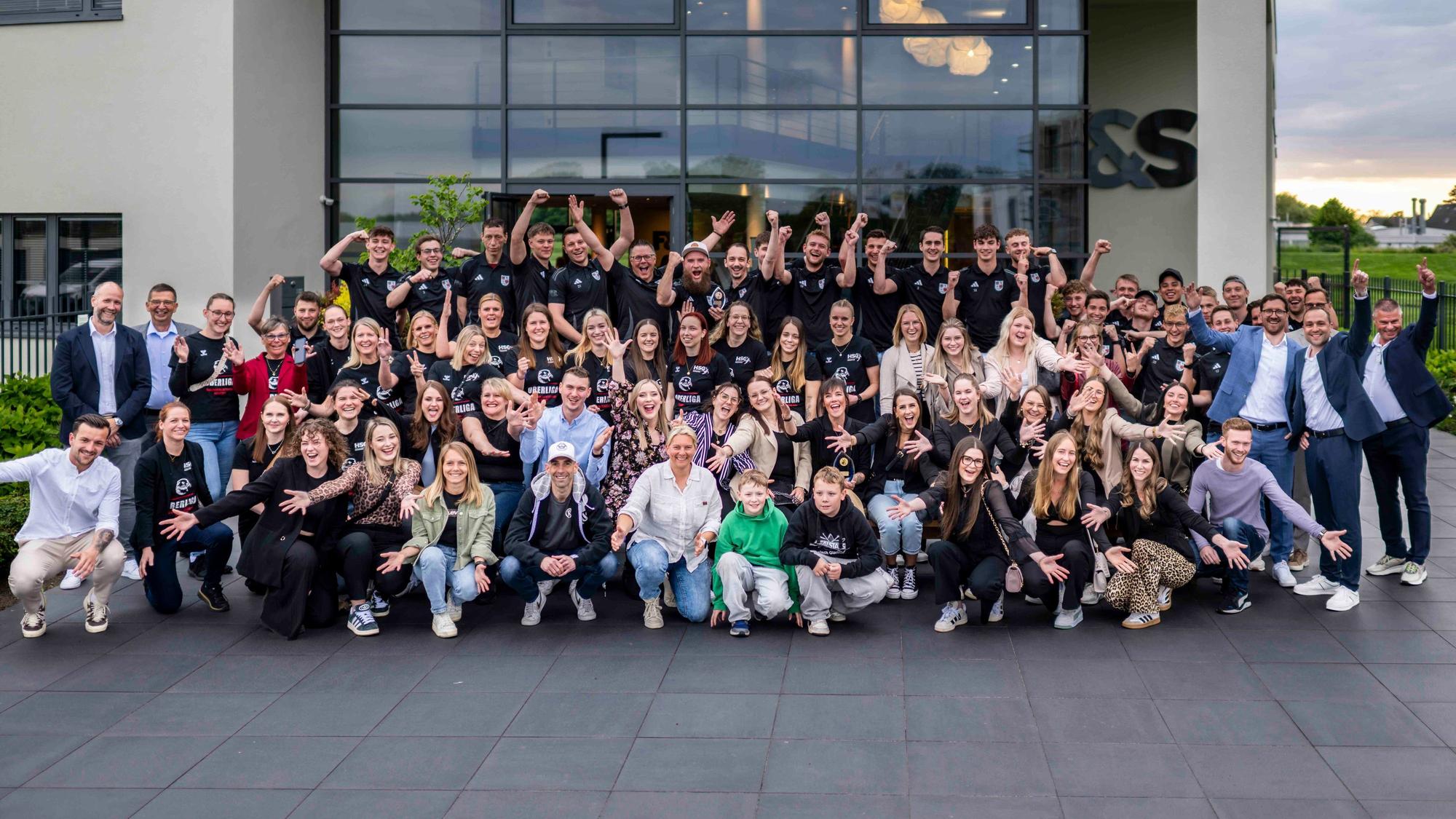 Das Gruppenbild zeigt die jubelnden Sieger der Sportlerwahl 2024 der Kölnischen Rundschau und des Kölner Stadt-Anzeigers in Euskirchen.