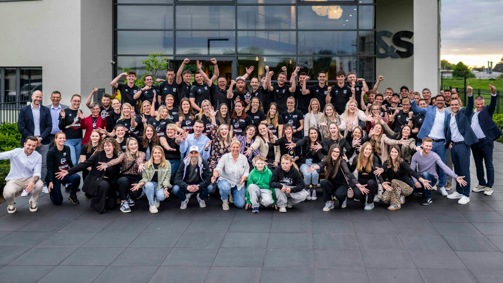 Die Sieger der Sportlerwahl 2024 jubeln vor dem Gebäude von F&S concept in Euskirchen.