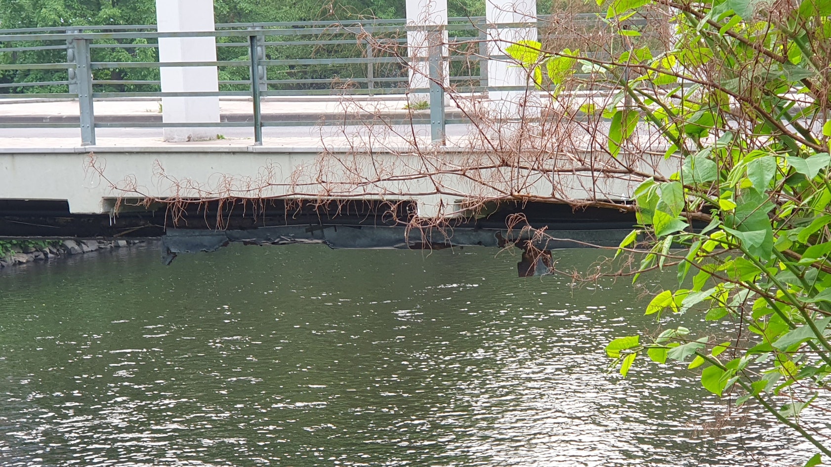 Die CDU Leichlingen beklagt die noch immer sichtbaren Schäden unterhalb der Marly-le-Roi-Brücke.