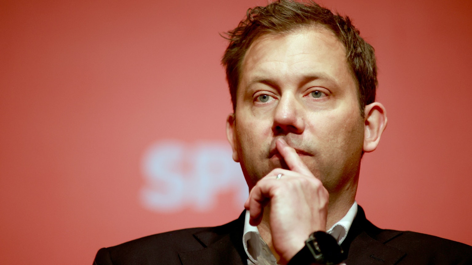 Nahaufnahme von Lars Klingbeil bei der Dialogkonferenz zum SPD-Mitgliedervotum, während er sich den Fragen der Teilnehmer stellt. (Archivbild)