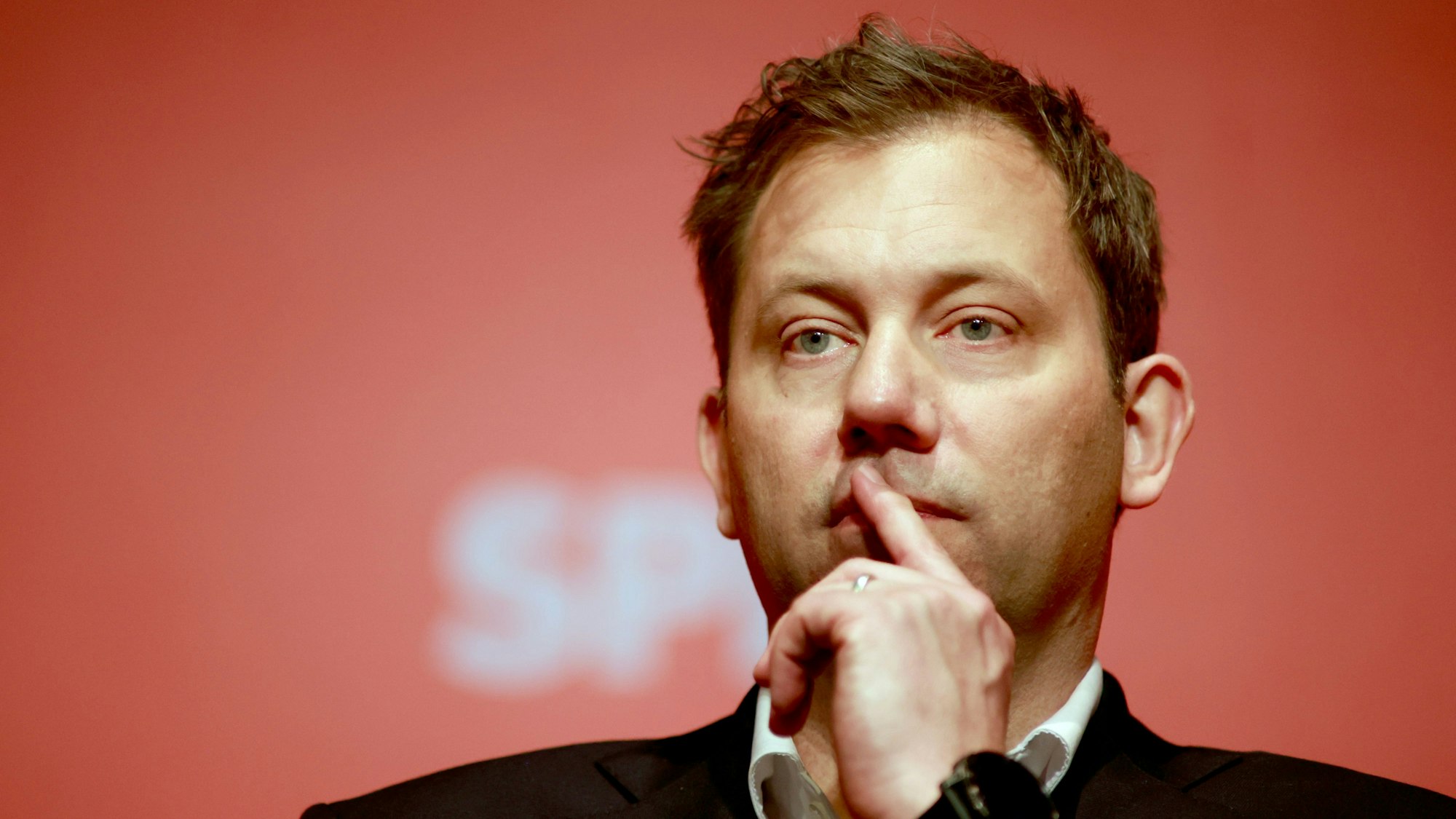 Lars Klingbeil, Vizekanzler, Bundesfinanzminister und Bundesvorsitzender der SPD, kommt am Samstag zum Landesparteitag der NRW-Sozialdemokraten nach Duisburg.