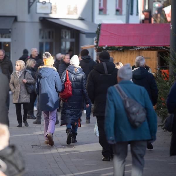 Zahlreiche Menschen gehen über die Werther Straße in Bad Münstereifel.