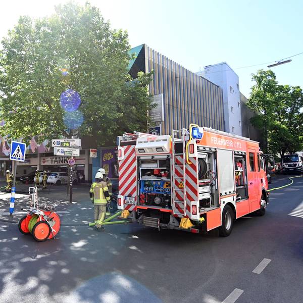 Im Parkhaus auf der Lungengasse hat ein Kleinlaster gebrannt. Die Kölner Feuerwehr rückte aus und löschte das Feuer.