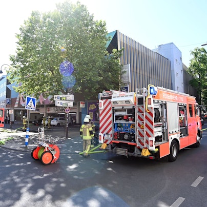 Im Parkhaus auf der Lungengasse hat ein Kleinlaster gebrannt. Die Kölner Feuerwehr rückte aus und löschte das Feuer.
