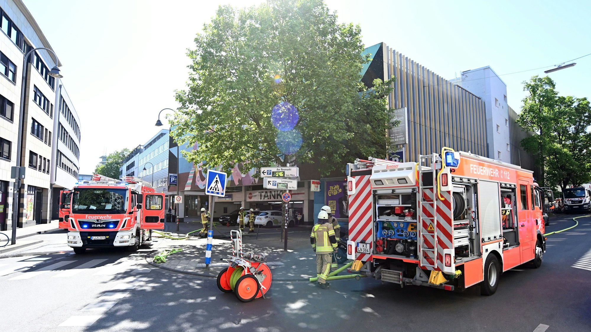 Im Parkhaus auf der Lungengasse hat ein Kleinlaster gebrannt. Die Kölner Feuerwehr rückte aus und löschte das Feuer.