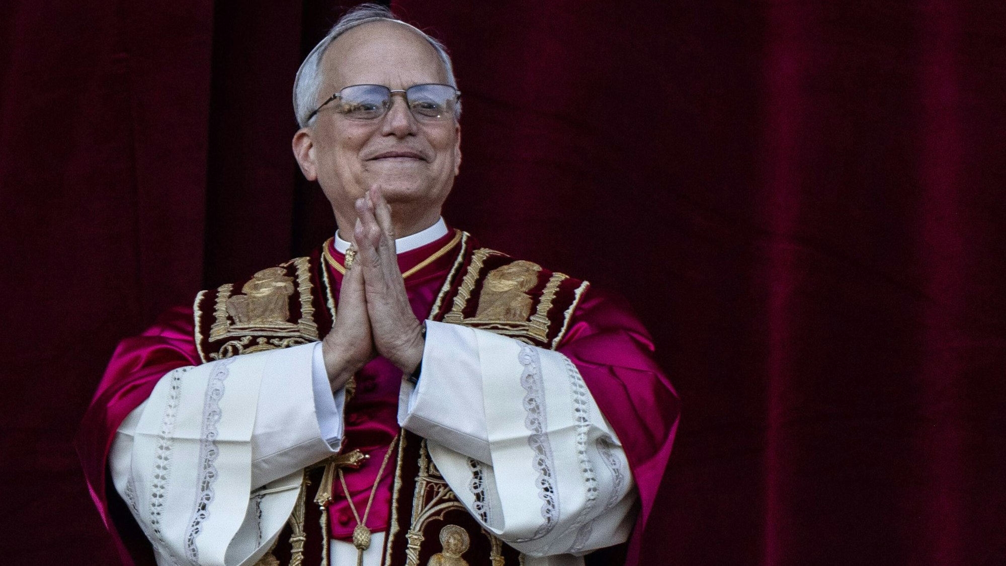 Der neu gewählte Papst Leo XIV. (M), der US-Amerikaner Robert Prevost, erscheint nach dem Konklave auf dem Balkon des Petersdoms im Vatikan. +++ dpa-Bildfunk +++