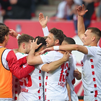 Die Kölner Spieler jubeln nach dem Abpfiff über ihren Sieg.
