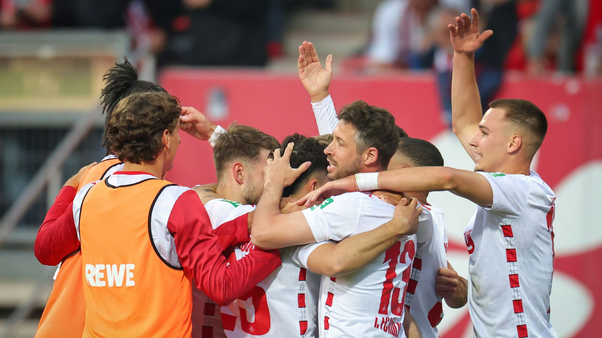 Die Kölner Spieler jubeln nach dem Abpfiff über ihren Sieg.