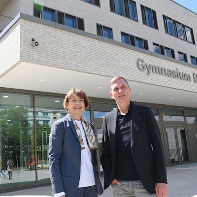 Investor Ulrich Beckmann (r.) baute das Gymnasium nach den Anforderungen der Stadt: Oberbürgermeisterin Henriette Reker bilanziert zur Fertigstellung, wie der Schulneubau insgesamt in Köln vorankommt.