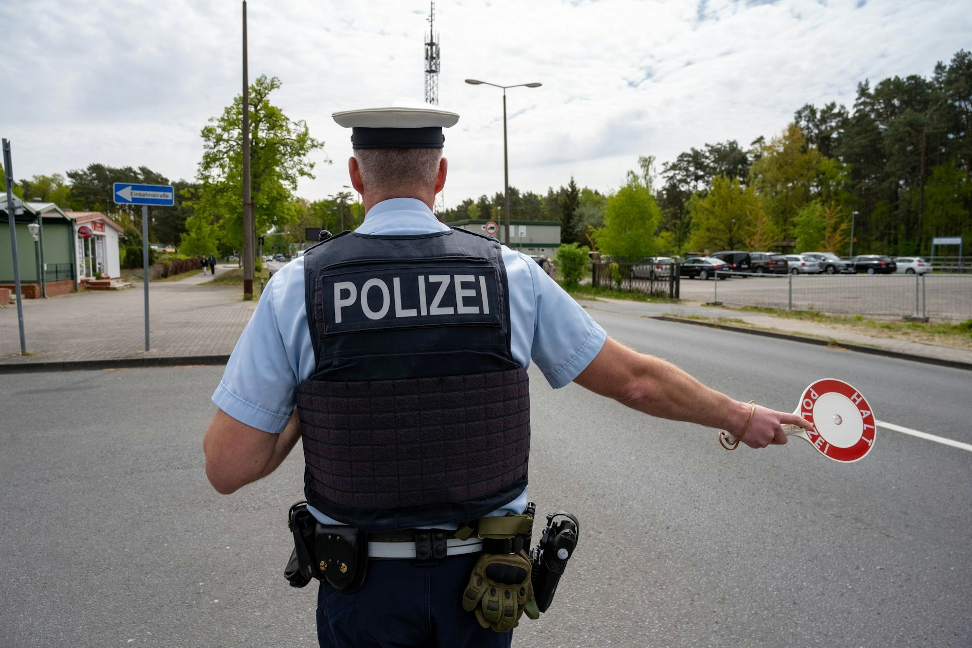 Polizisten führen an der deutsch-polnischen Grenze im Kreis Vorpommern-Greifswald Kontrollen durch.