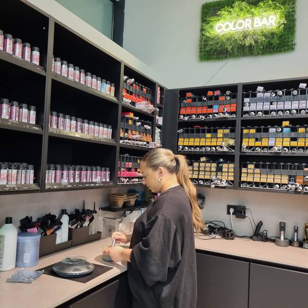 Lorena Izmailov ist Auszubildende im Friseursalon „Lucky Style by Jelena“ in den Luminaden.