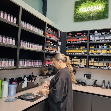 Lorena Izmailov ist Auszubildende im Friseursalon „Lucky Style by Jelena“ in den Luminaden.