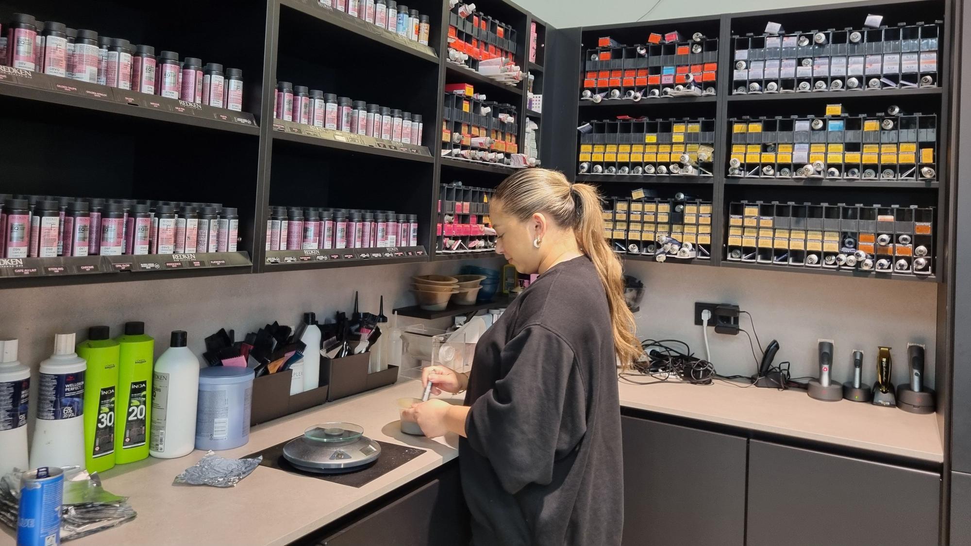 Lorena Izmailov ist Auszubildende im Friseursalon „Lucky Style by Jelena“ in den Luminaden.