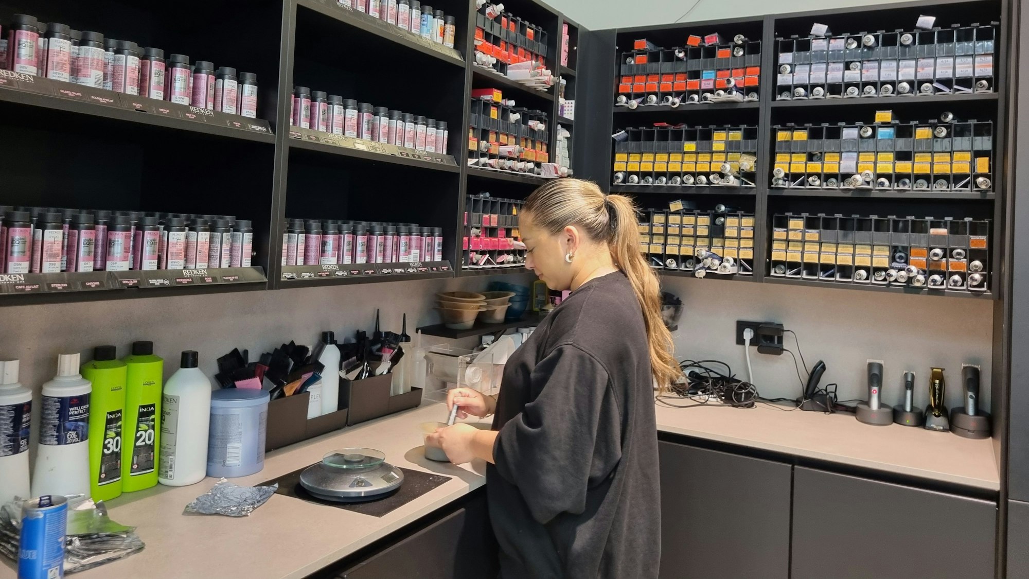 Lorena Izmailov ist Auszubildende im Friseursalon „Lucky Style by Jelena“ in den Luminaden.