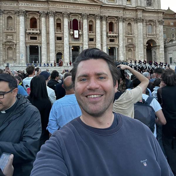 Der Landtagsabgeordnete Thomas Okos auf dem Petersplatz zu sehen, im Hintergrund ist der Balkon zu erkennen, auf dem sich der neue Papst zeigen wird.
