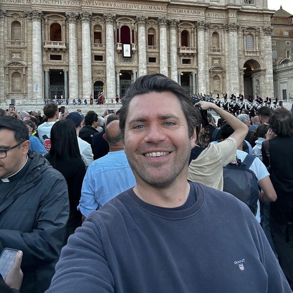 Der Landtagsabgeordnete Thomas Okos auf dem Petersplatz zu sehen, im Hintergrund ist der Balkon zu erkennen, auf dem sich der neue Papst zeigen wird.