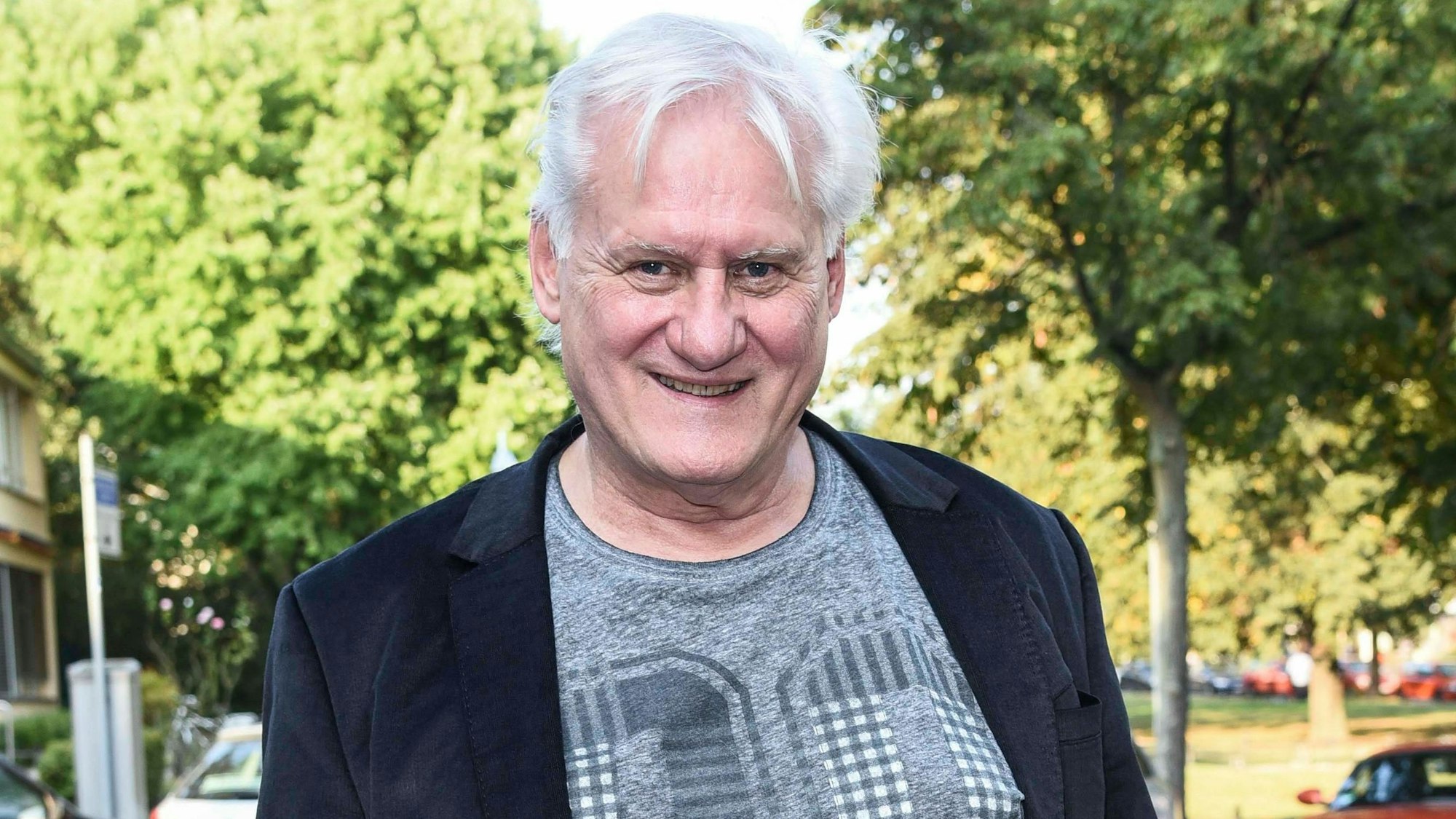 Frank-Thomas Mende posiert für einen Fotografen.