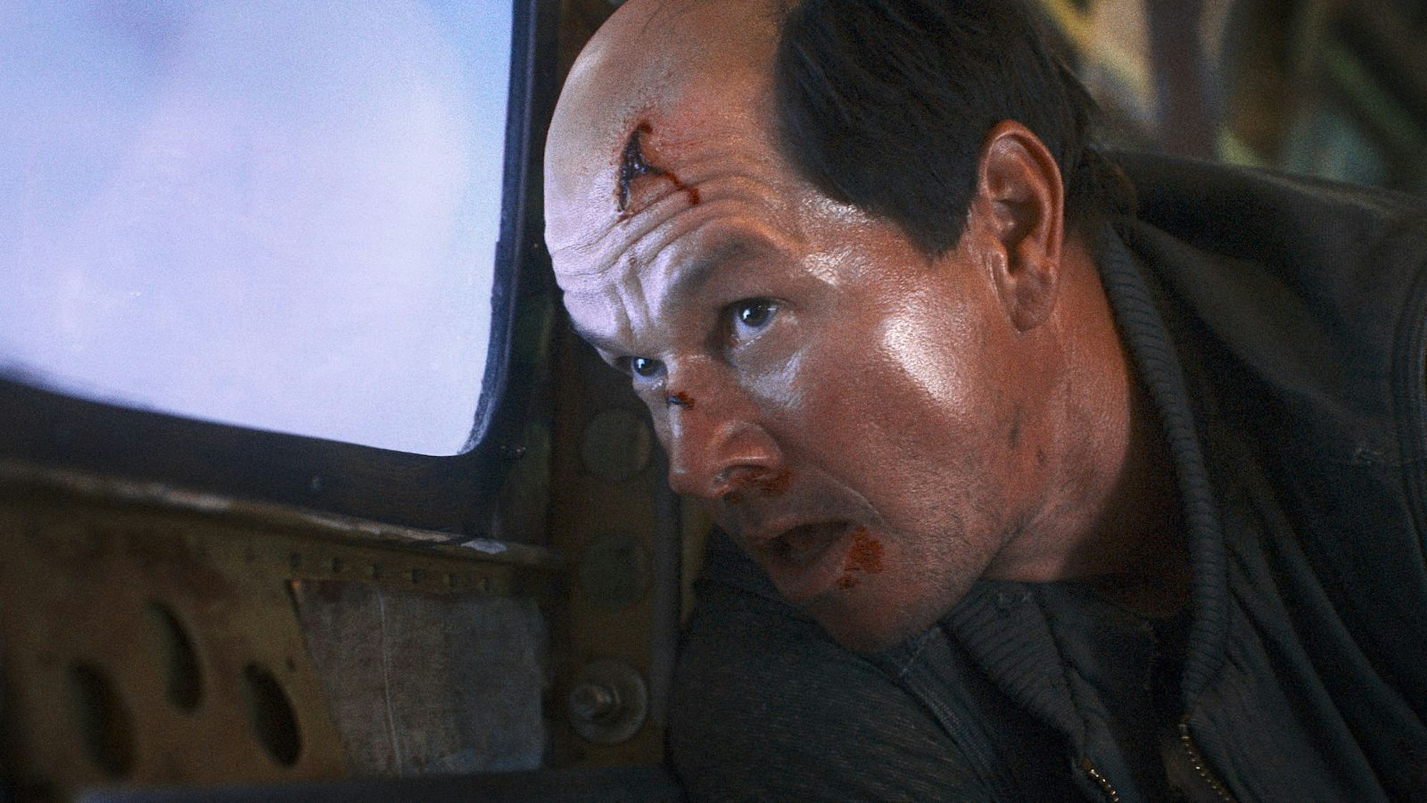 Mal was anderes, nicht nur aufgrund der Halbglatze: Mark Wahlberg zeigt sich im Thriller „Flight Risk“ von einer neuen Seite. (Bild: Leonine/Tobis/Lionsgate)