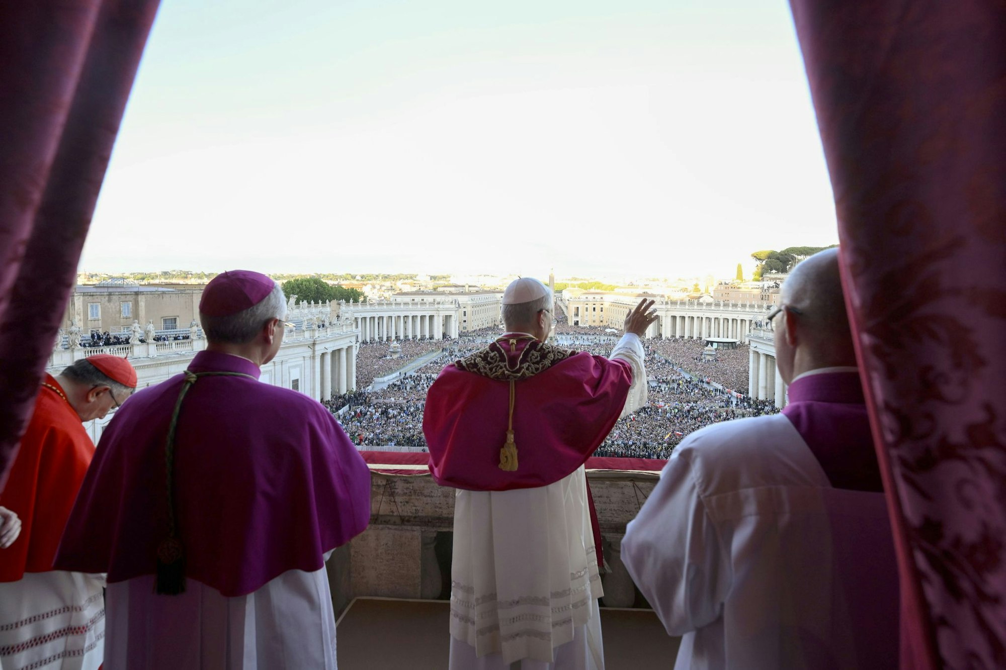 Der neue Papst wurde von mehr als 100.000 Menschen gefeiert.