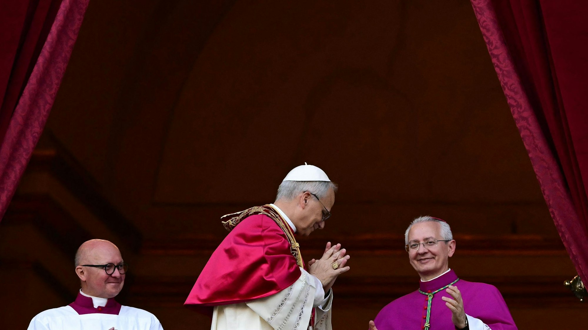 Der neue Papst Leo XIV. auf dem Balkon am Petersplatz in Rom.