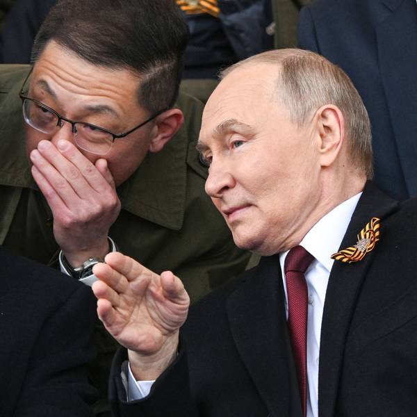 09.05.2025, Russland, Moskau: Der russische Präsident Wladimir Putin (r) und der chinesische Präsident Xi Jinpin (l) unterhalten sich während der Militärparade zum Tag des Sieges, anlässlich der Feierlichkeiten zum 80. Jahrestag des Sieges der Sowjetunion über Nazi-Deutschland im Zweiten Weltkrieg. Foto: Sergei Bobylev/Photo host agency RIA Novosti/AP/dpa +++ dpa-Bildfunk +++