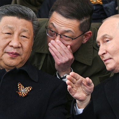 09.05.2025, Russland, Moskau: Der russische Präsident Wladimir Putin (r) und der chinesische Präsident Xi Jinpin (l) unterhalten sich während der Militärparade zum Tag des Sieges, anlässlich der Feierlichkeiten zum 80. Jahrestag des Sieges der Sowjetunion über Nazi-Deutschland im Zweiten Weltkrieg. Foto: Sergei Bobylev/Photo host agency RIA Novosti/AP/dpa +++ dpa-Bildfunk +++