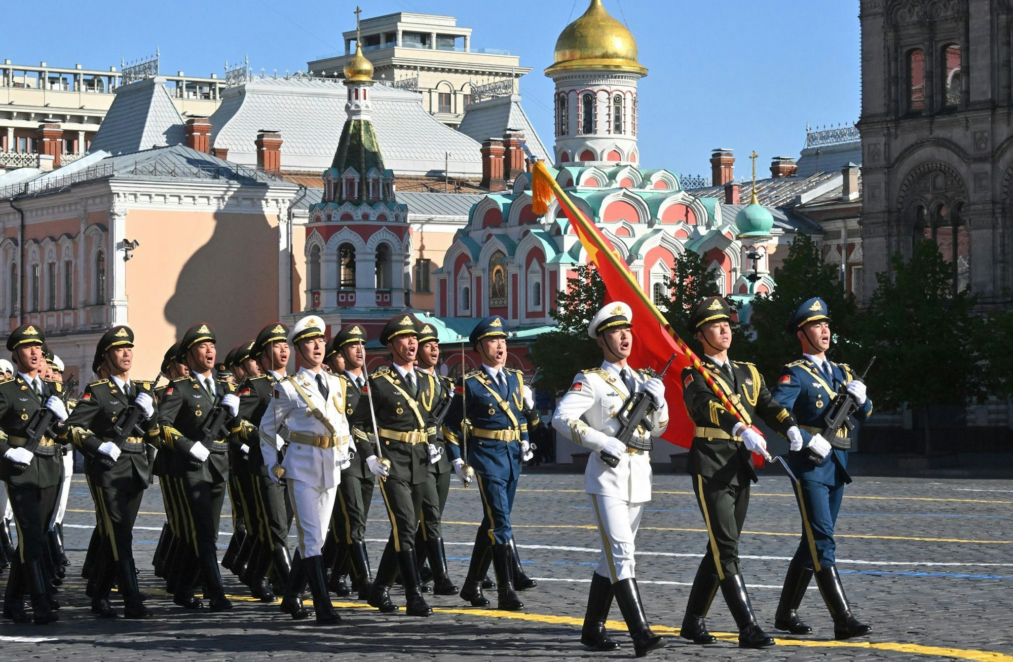 Auch chinesische Soldaten nehmen an der Militärparade in Moskau teil.