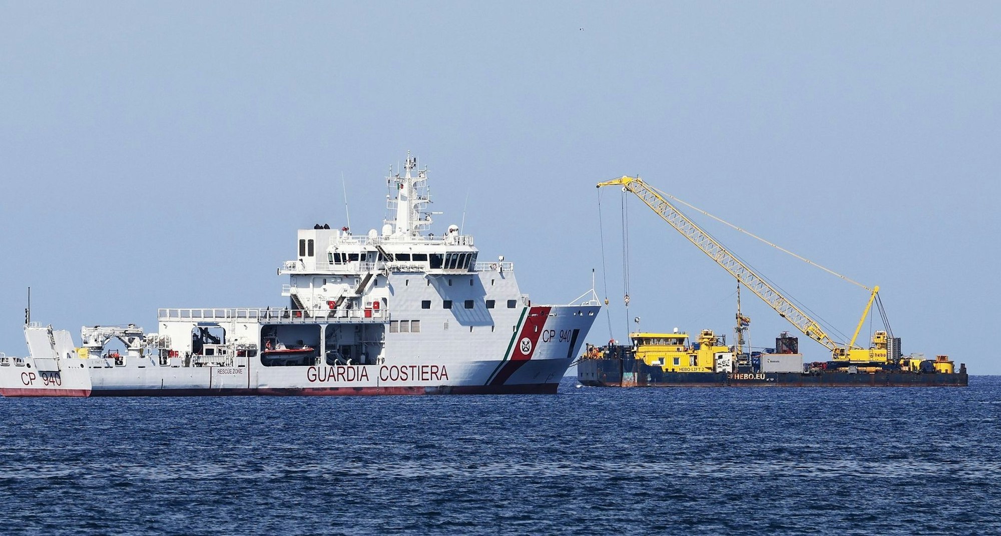 Bei dem Manöver kommt auch ein schwimmender Kran zum Einsatz. Es gilt als extrem kompliziert. Die Kosten werden auf mehrere Millionen Euro geschätzt.