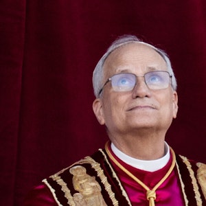 Der US-Amerikaner Robert Prevost ist am 08. Mai 2025 durch das Konklave zum neuen Papst gewählt worden. Er hat sich den Namen Leo XIV ausgesucht.