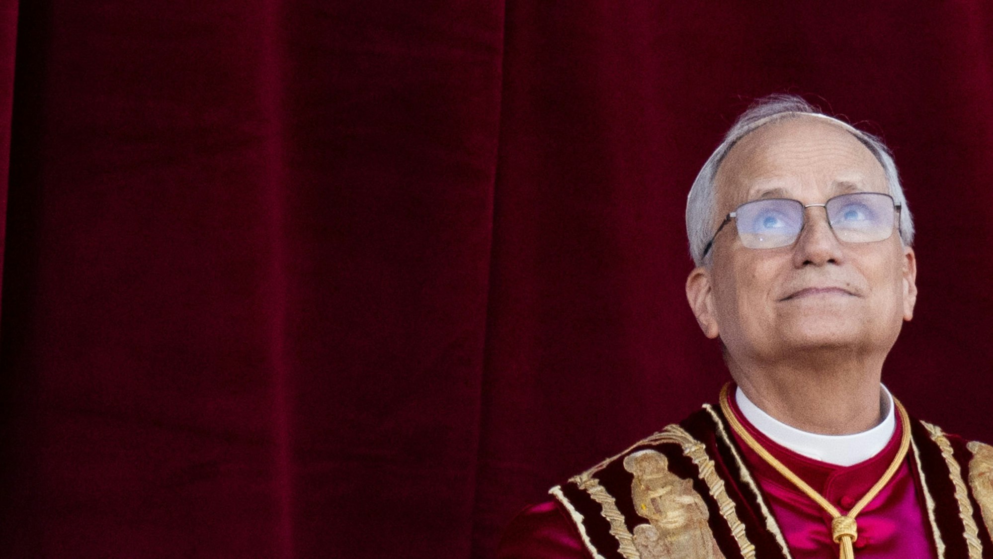 Der US-Amerikaner Robert Prevost ist am 08. Mai 2025 durch das Konklave zum neuen Papst gewählt worden. Er hat sich den Namen Leo XIV ausgesucht.