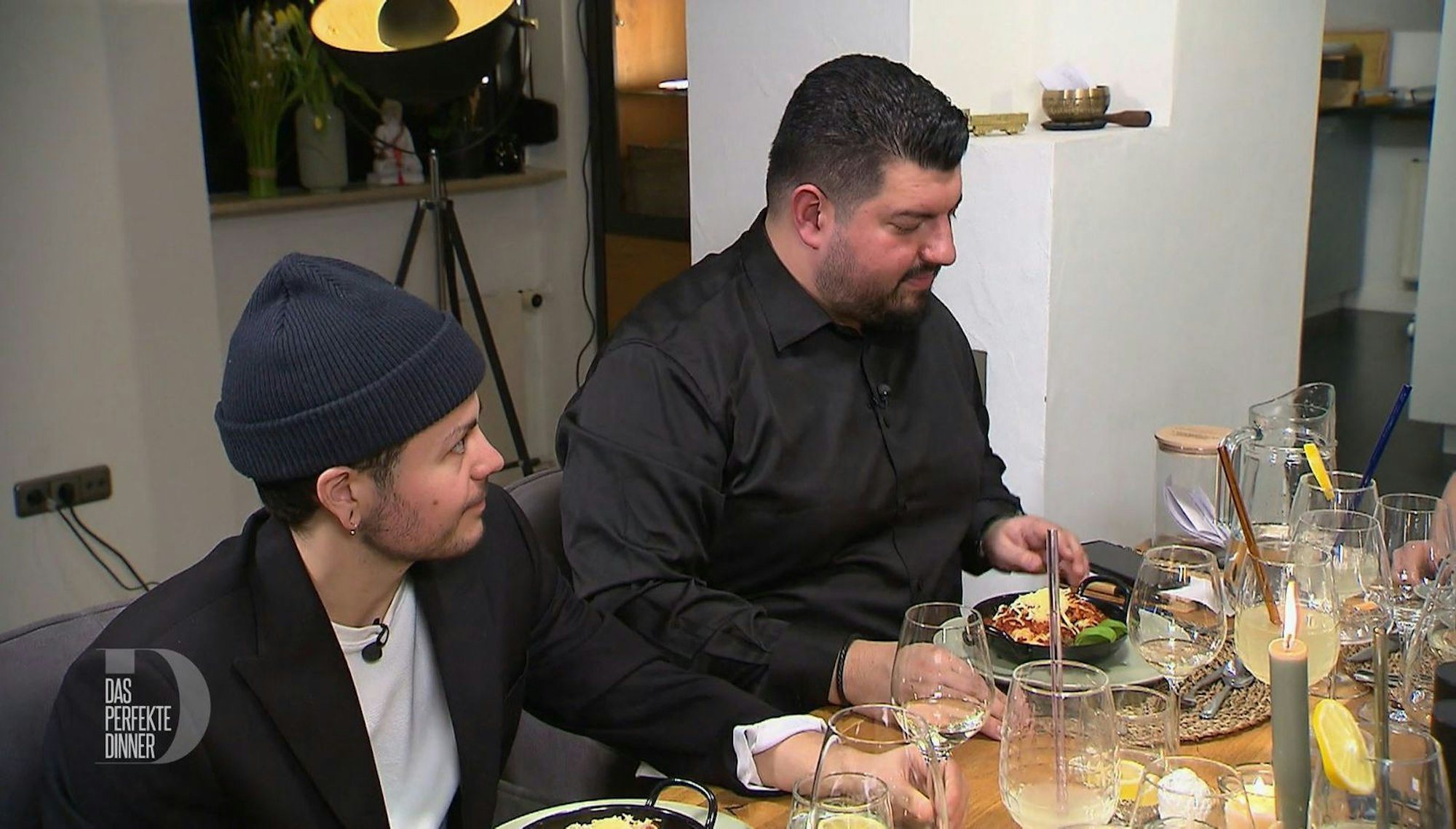 Die vegane Lasagne bräuchte mehr Wums: Darin sind sich Robin (links) und Ramin einig. (Bild: RTL)