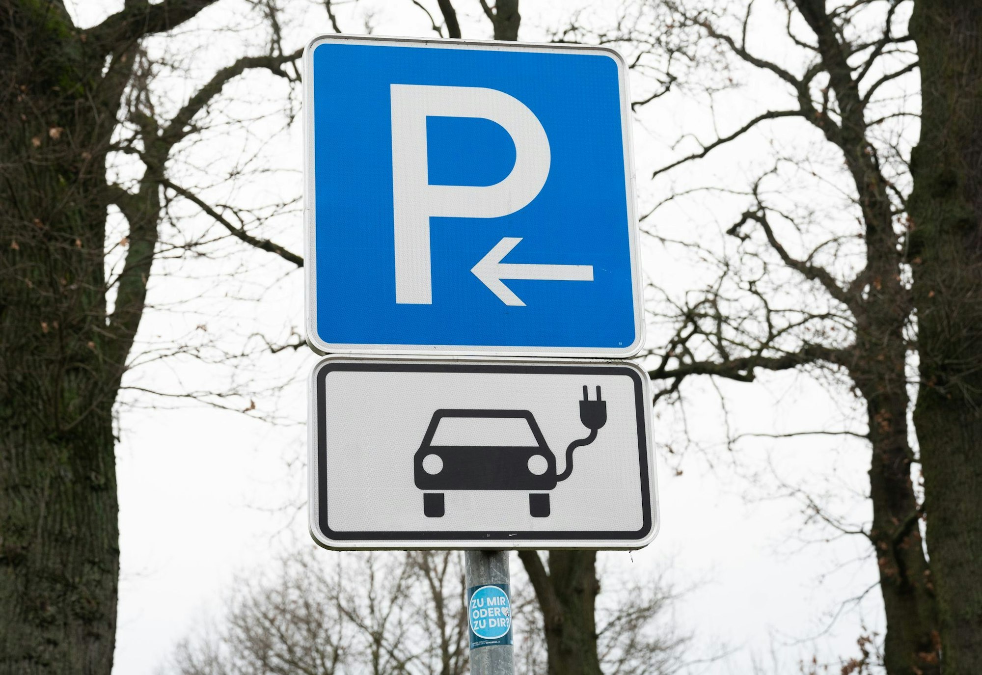An NRW-Autobahnen entstehen weitere Ladestandorte für E-Fahrzeuge. (Archivbild)