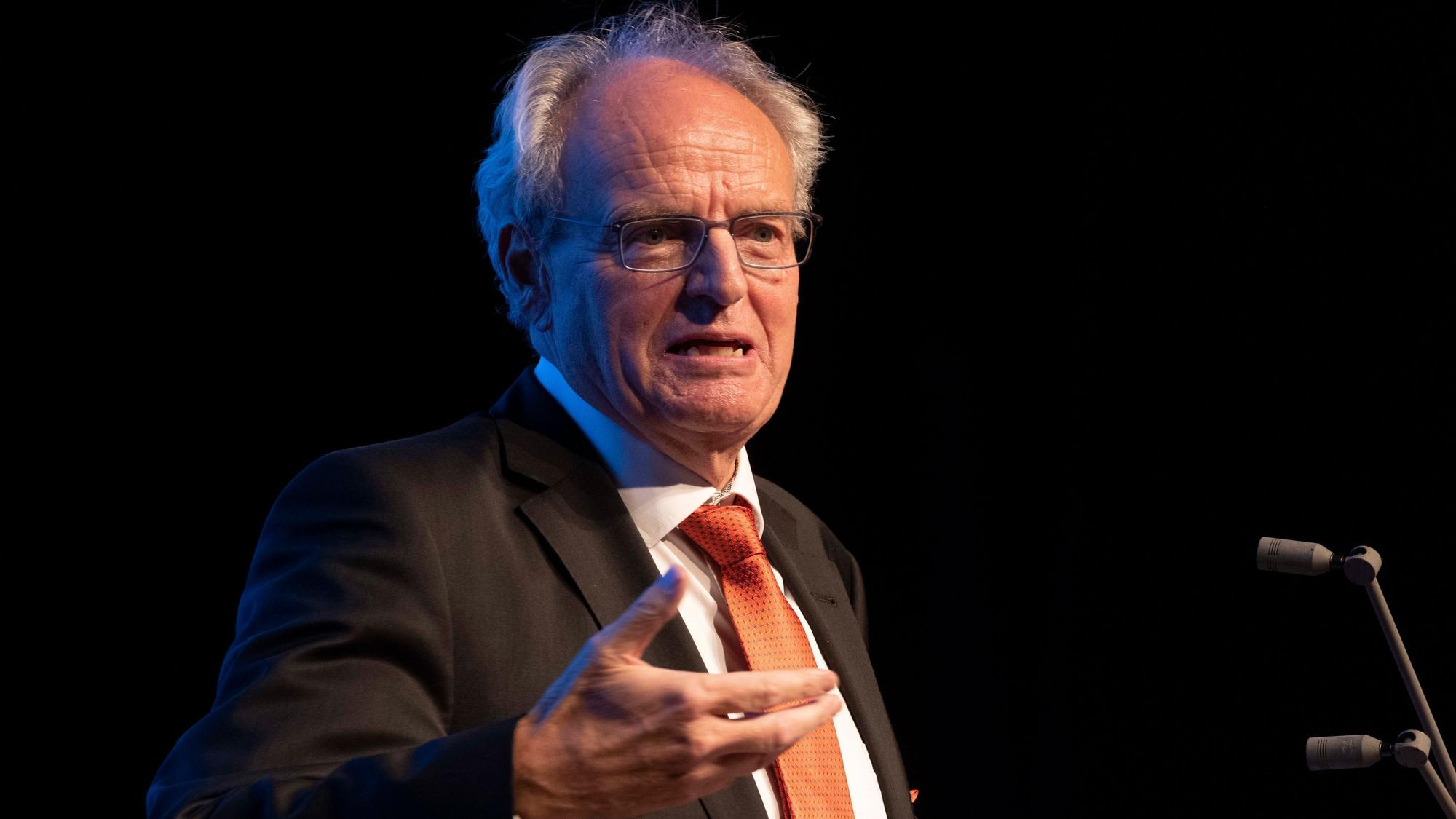 Das Bild zeigt den Theologen und Preisträger Hubert Wolf bei der Verleihung des Sigmund-Freud-Preis für wissenschaftliche Prosa im Staatstheater Darmstadt Foto: Helmut Fricke/dpa