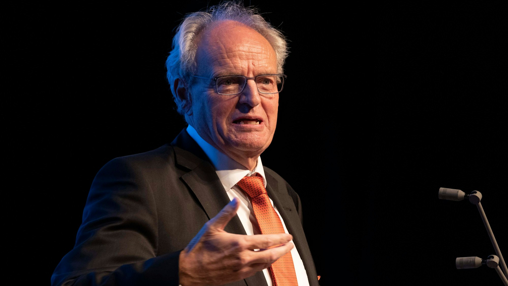 Das Bild zeigt den Theologen und Preisträger Hubert Wolf  bei der Verleihung des Sigmund-Freud-Preis für wissenschaftliche Prosa im Staatstheater Darmstadt Foto: Helmut Fricke/dpa