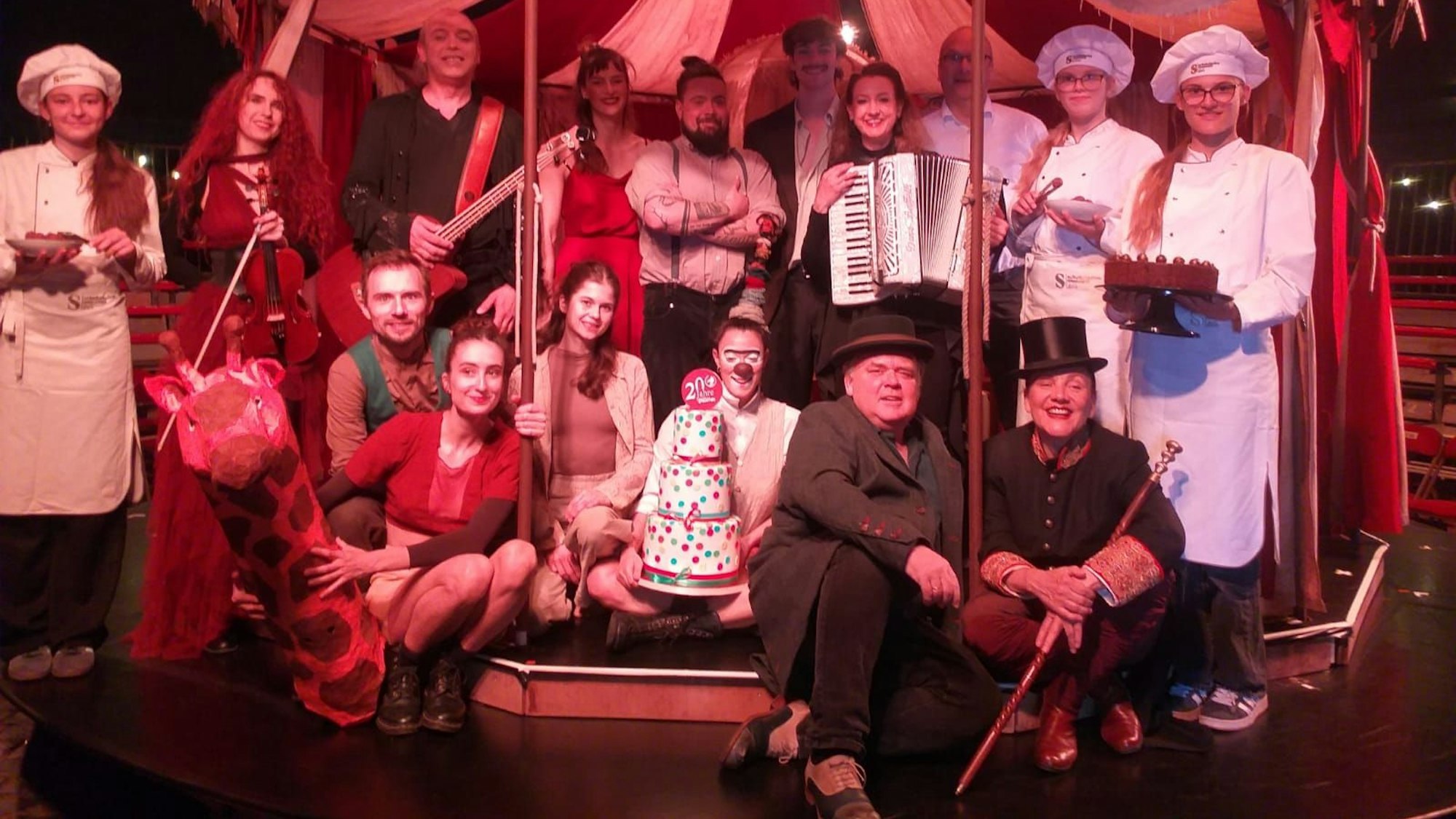 Das Bild zeigt Mitglieder des Kölner Theaters „Cirque Bouffon“.