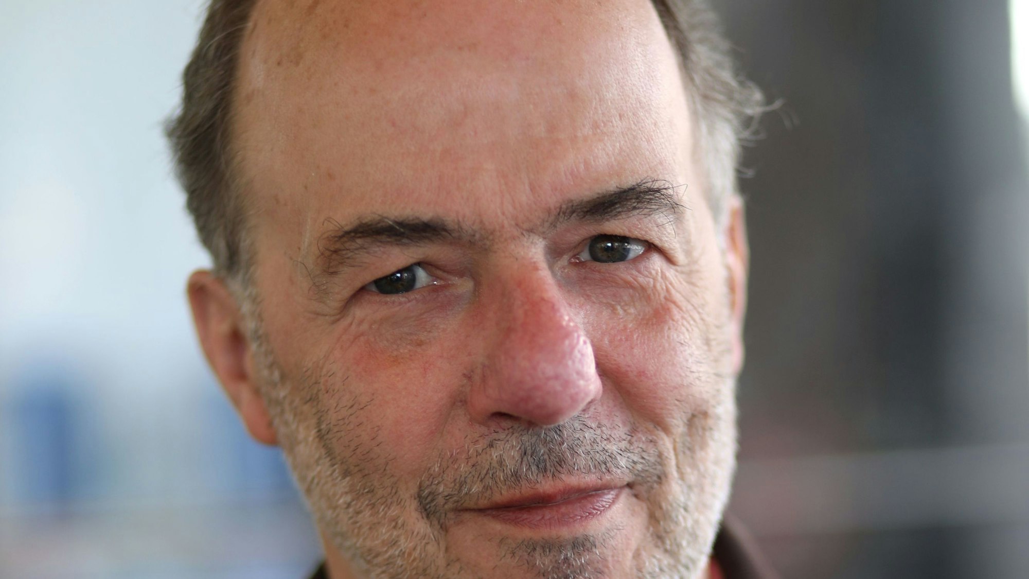 Jürgen schaut in die Kamera.