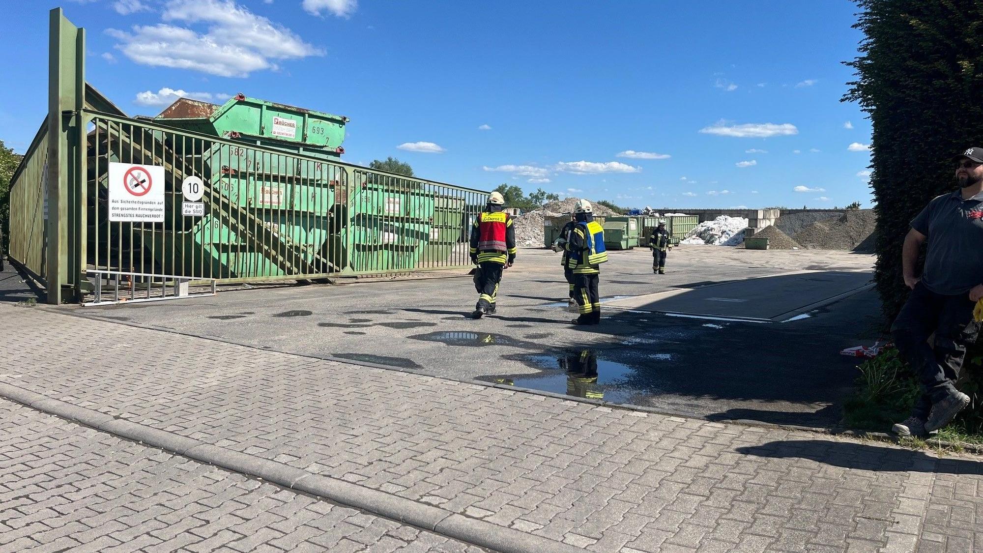 In Niederkassel sollen Arbeiter auf eine Phophorbombe gestoßen sein. Es kam zu Rauchentwicklung.