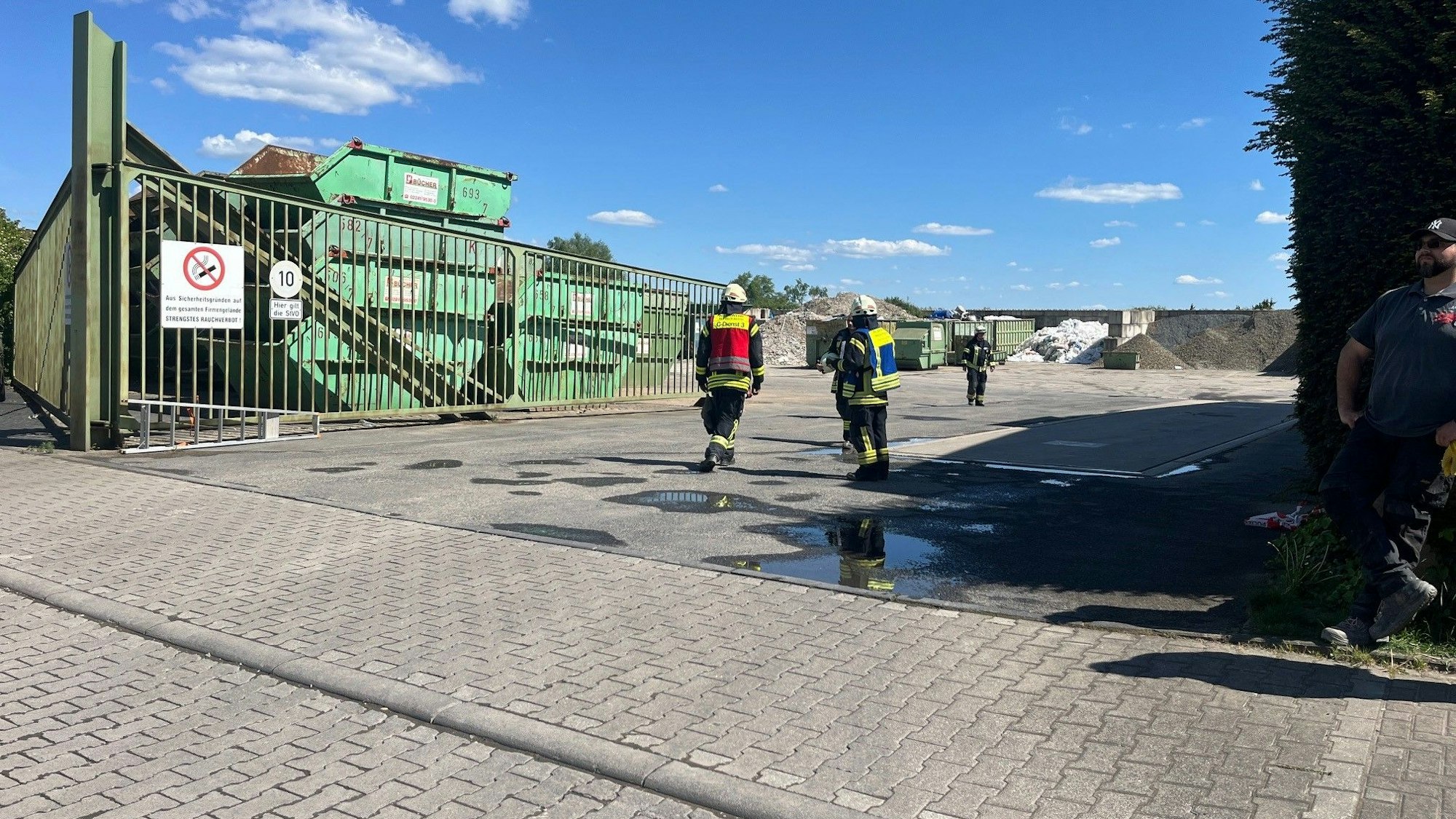 In Niederkassel sollen Arbeiter auf eine Phophorbombe gestoßen sein. Es kam zu Rauchentwicklung.