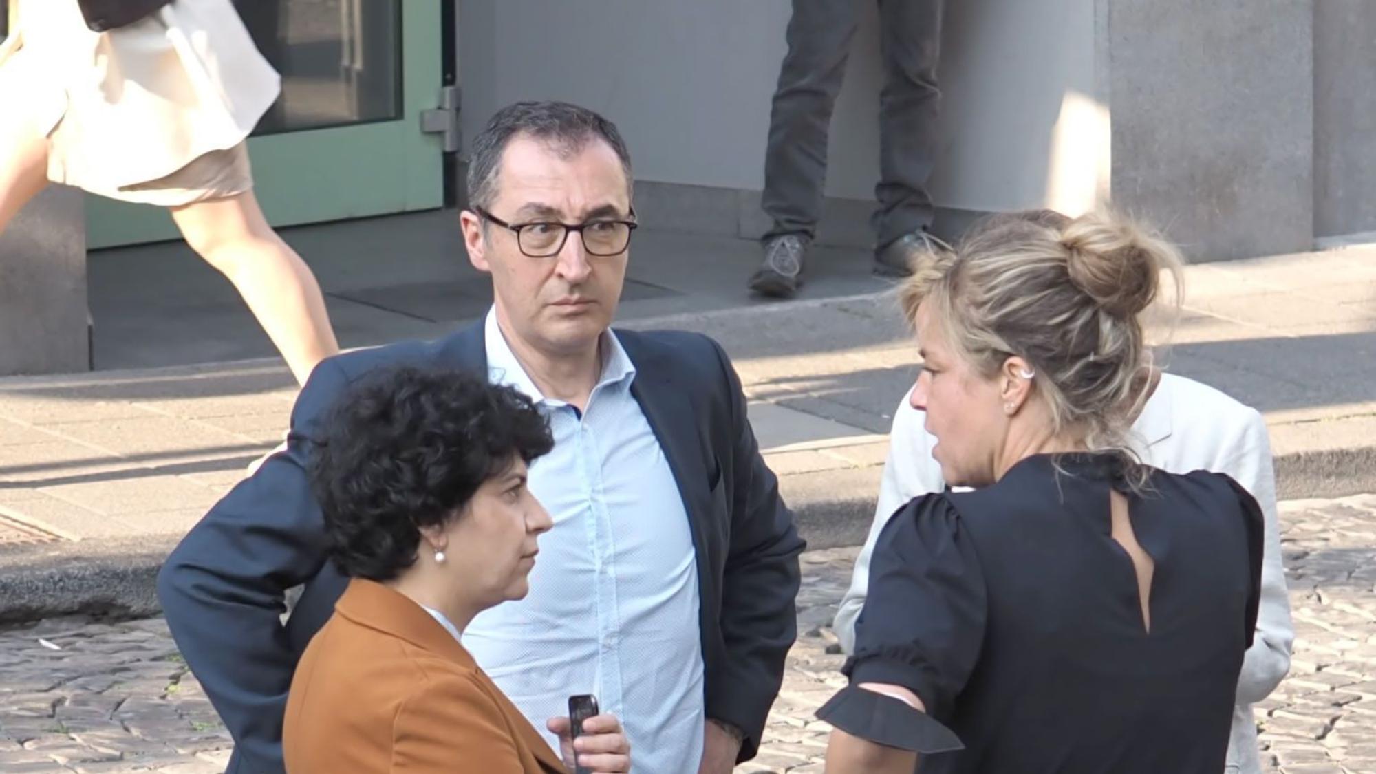 Das Bild zeigt Mona Neubaur und Cem Özdemir im Gespräch vor dem Spanischen Bau. Links im Bild MDL Berivan Aymaz. Foto: Max Grönert