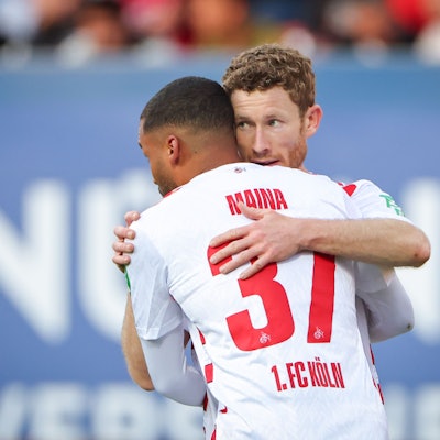 Der Kölner Florian Kainz (r) jubelt mit seinem Teamkollegen Linton Maina über seinen Treffer zum 1:1.